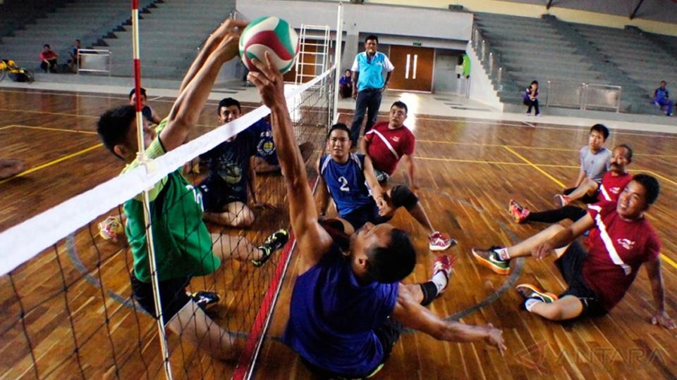 Para atlet cabang olahraga voli duduk di ajang Peparnas Jabar 2016. - INDOSPORT